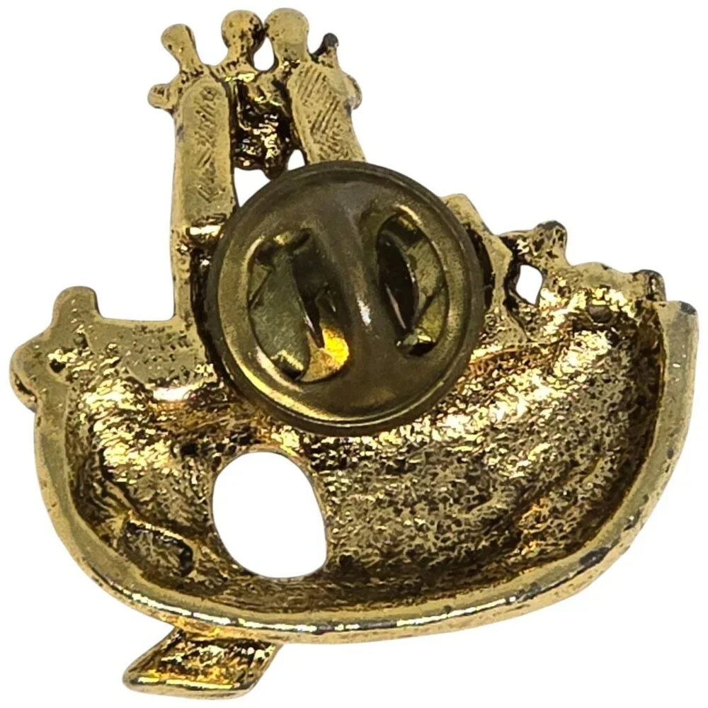 Noahs Ark-Themed Gold-Toned Metal Pin Brooch‎ With Adorable Giraffe Details